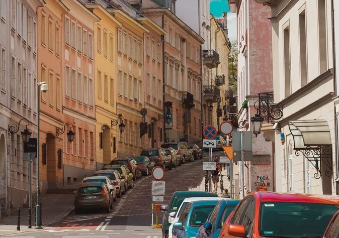 Architektura miejska, która zapewnia bezpieczeństwo pieszym i kierowcom