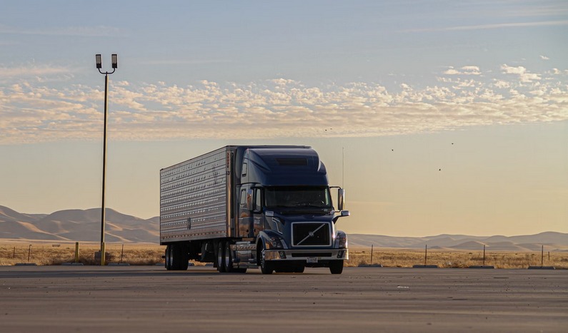Jaką rolą odgrywa transport drogowy w przemyśle i budownictwie?