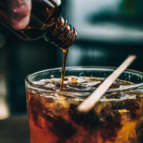 Wódki smakowe i piwa owocowe – Jak właściwy producent koncentratów owocowych do alkoholi wpływa na jakość finalnego produktu