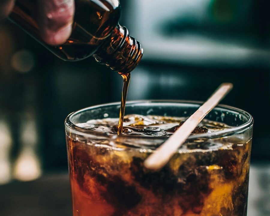Wódki smakowe i piwa owocowe – Jak właściwy producent koncentratów owocowych do alkoholi wpływa na jakość finalnego produktu