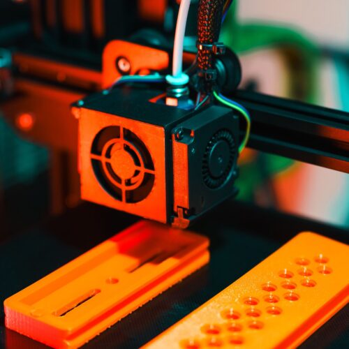 Druk 3D w produkcji przemysłowej – Jak addytywne wytwarzanie rewolucjonizuje prototypowanie i seryjną produkcję części?