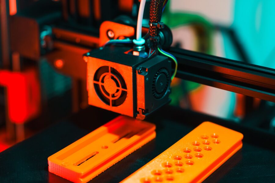 Druk 3D w produkcji przemysłowej – Jak addytywne wytwarzanie rewolucjonizuje prototypowanie i seryjną produkcję części?